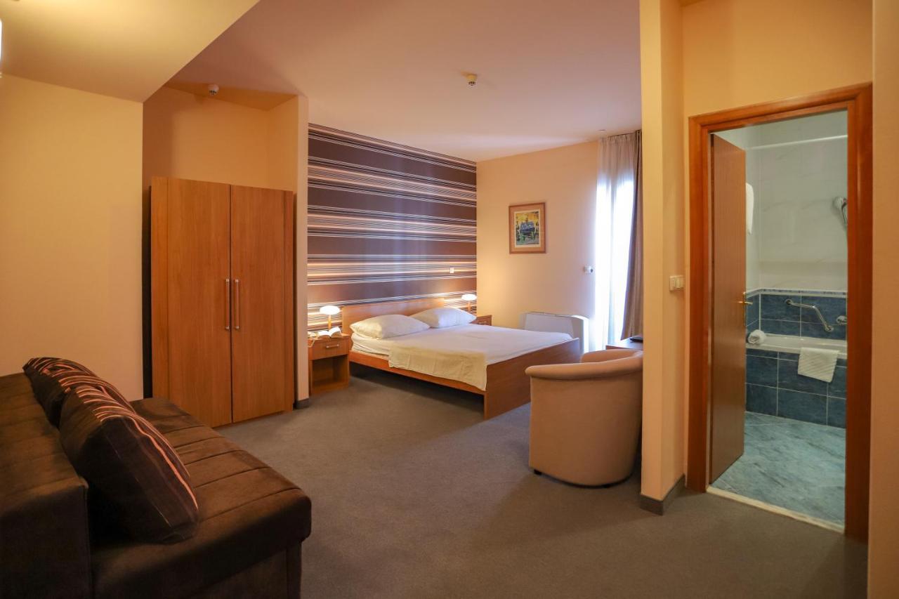 Hotel Neva Podstrana Exterior photo